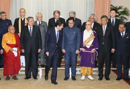 Photograph of the Prime Minister heading toward the dinner banquet following the commemorative photograph session