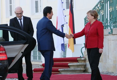 Photograph of the Prime Minister shaking hands with the Chancellor of Germany