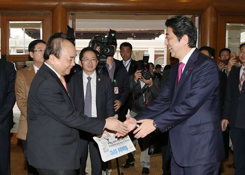 Photograph of the Prime Minister being welcomed by the Prime Minister of Viet Nam