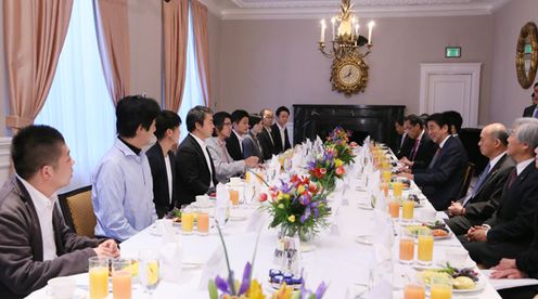 Photograph of the breakfast meeting with Japanese entrepreneurs in Silicon Valley