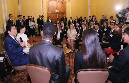Photograph of the Prime Minister conversing with members of the KAKEHASHI Project (2)