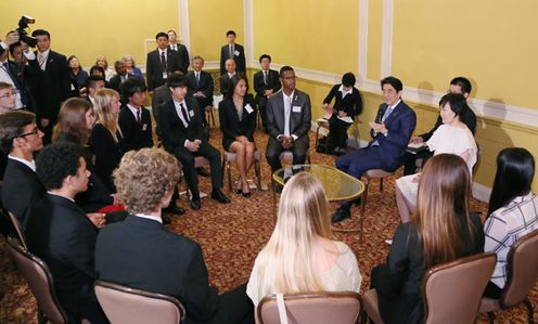 Photograph of the Prime Minister conversing with members of the KAKEHASHI Project (1)