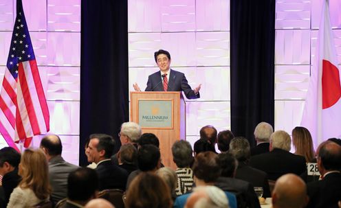 Photograph of the Prime Minister delivering an address at the luncheon with contributors to Japan-U.S. exchange