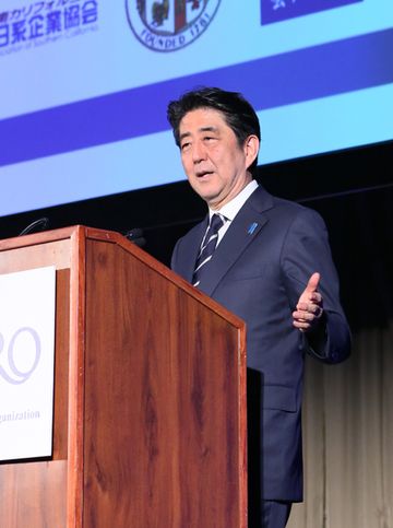 Photograph of the Prime Minister delivering an address at the Japan-U.S. Economic Forum (1)