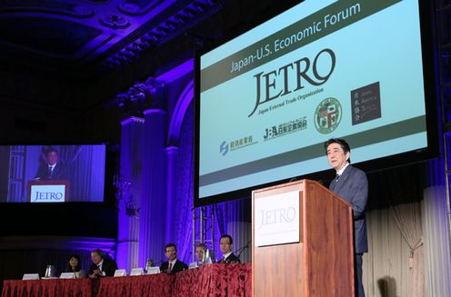 Photograph of the Prime Minister delivering an address at the Japan-U.S. Economic Forum (2)