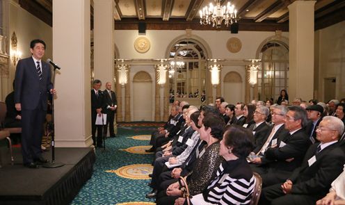 Photograph of the Prime Minister delivering an address at the gathering of Japanese nationals living in the United States and Japanese-Americans (1)