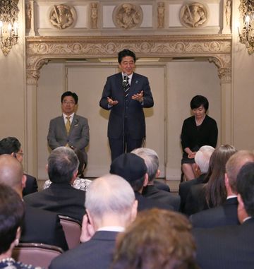 Photograph of the Prime Minister delivering an address at the gathering of Japanese nationals living in the United States and Japanese-Americans (2)