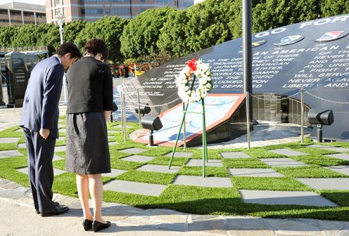 Photograph of the Prime Minister laying a wreath at the Go For Broke Monument for Japanese-American World War II veterans