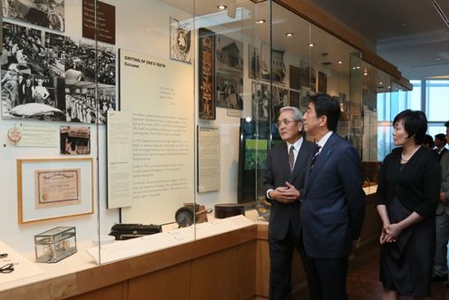 Photograph of the Prime Minister visiting the Japanese American National Museum