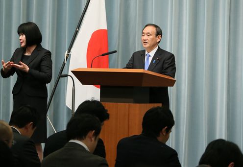 Photograph of the Chief Cabinet Secretary announcing the list of Cabinet members