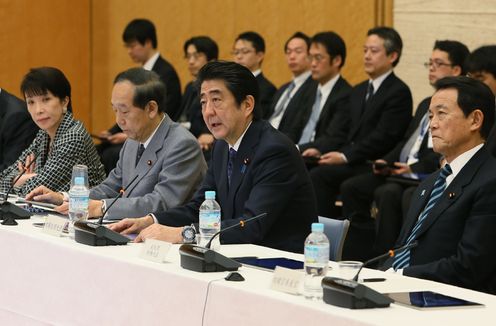 Photograph of the Prime Minister delivering an address (1)