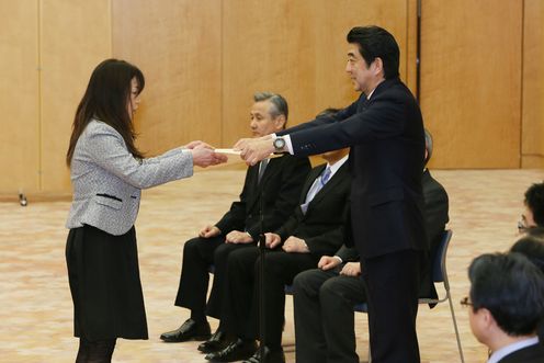 Photograph of the Prime Minister presenting a certificate of appreciation