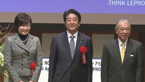 Photograph of the Prime Minister attending a photograph session