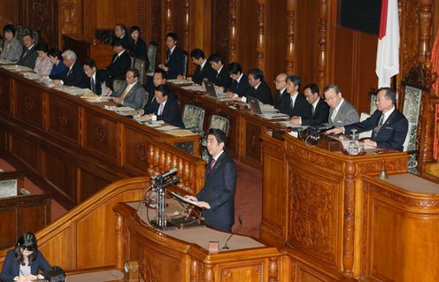 Photograph of the Prime Minister answering questions at the plenary session of the House of Councillors (2)