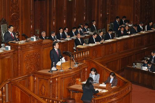 Photograph of the Prime Minister answering questions at the plenary session of the House of Representatives (1)