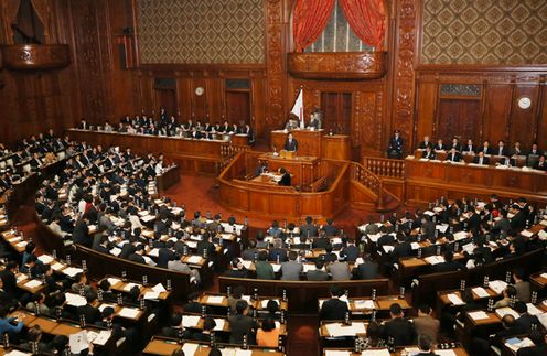 Photograph of the Prime Minister answering questions at the plenary session of the House of Representatives (2)