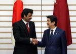 Photograph of Prime Minister Abe shaking hands with the Emir of Qatar
