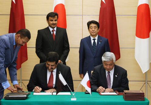 Photograph of the leaders attending the signing ceremony (2)