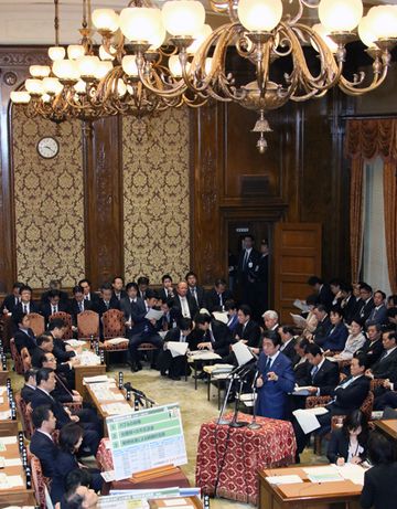 Photograph of the Prime Minister answering questions (3)