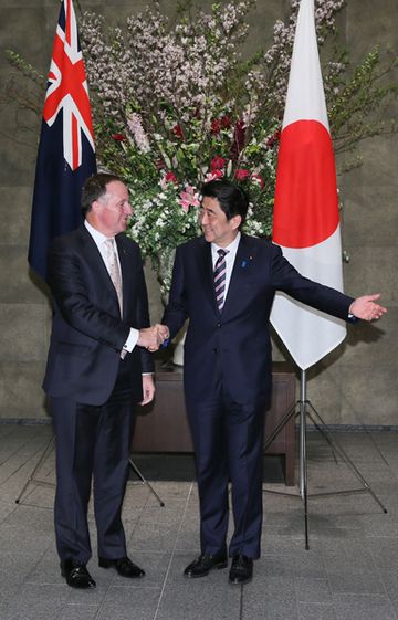 Photograph of Prime Minister Abe welcoming the Prime Minister of New Zealand