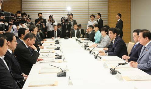 Photograph of the Prime Minister delivering an address (2)