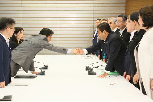 Photograph of the Prime Minister shaking hands with the President of the Senate of Mexico