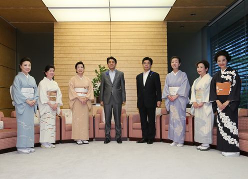 Photograph of the Prime Minister receiving the courtesy call (1)