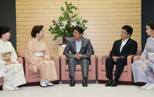 Photograph of the Prime Minister receiving the courtesy call (2)