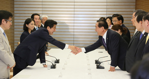 Photograph of the Prime Minister shaking hands