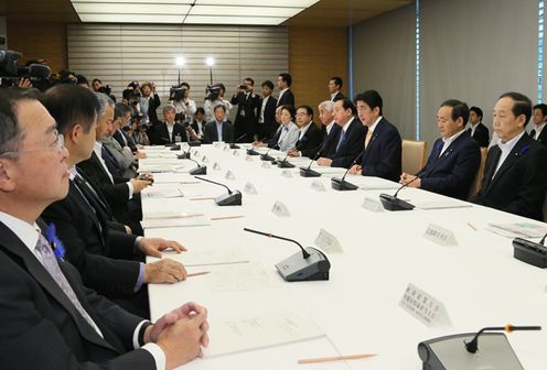 Photograph of the Prime Minister delivering an address (2)