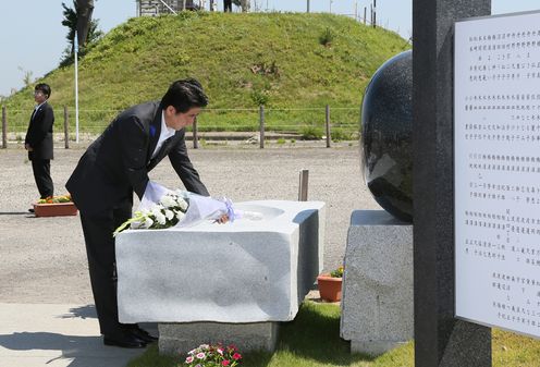 Photograph of the Prime Minister offering flowers at the Yuriage Memorial