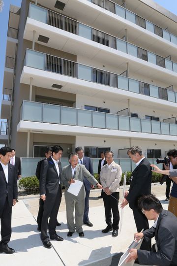 Photograph of the Prime Minister visiting public housing for disaster-stricken households