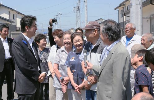 Photograph of the Prime Minister interacting with residents of public housing for disaster-stricken households