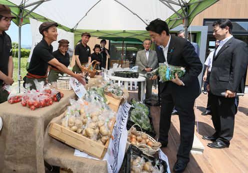 Photograph of the Prime Minister visiting a food complex and vegetable market