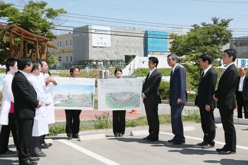 Photograph of the Prime Minister inspecting the state of recovery of hospital facilities
