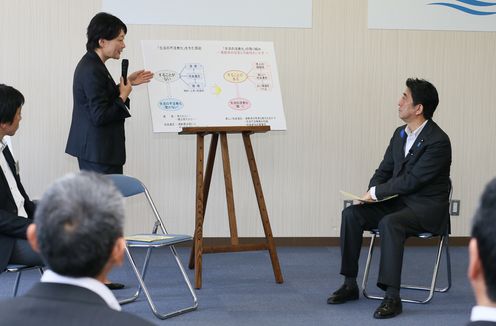 Photograph of the Prime Minister exchanging views with doctors and others about mental health issues related to disuse syndrome and mental health care (1)