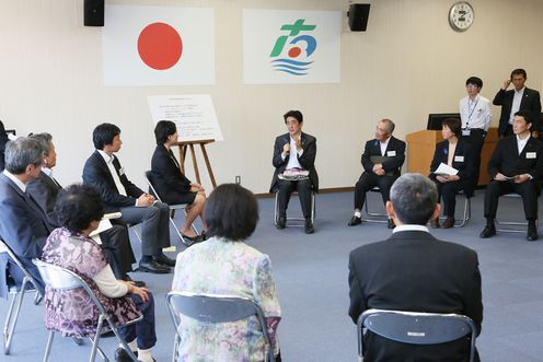 Photograph of the Prime Minister exchanging views with doctors and others about mental health issues related to disuse syndrome and mental health care (2)