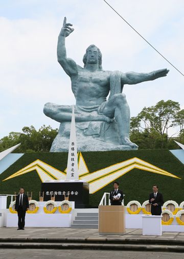 Photograph of the Prime Minister delivering an address (2)