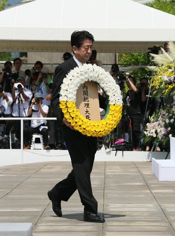 Photograph of the Prime Minister offering flowers