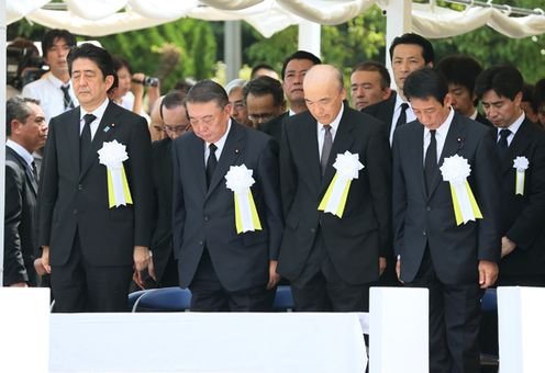 Photograph of the Prime Minister offering a silent prayer