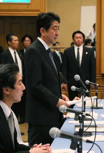 Photograph of the Prime Minister receiving a letter of request from groups of atomic bomb survivors