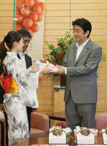 Photograph of the Prime Minister being presented with the grapes (1)