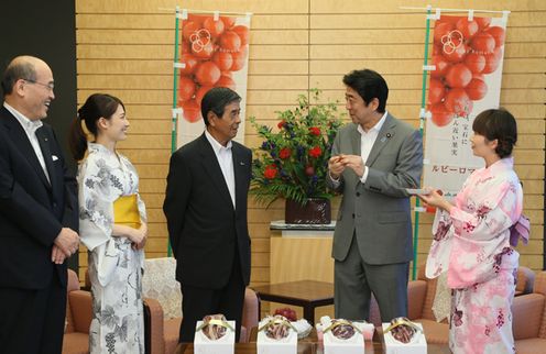 Photograph of the Prime Minister being presented with the grapes (2)