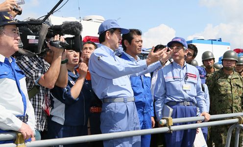 Photograph of the Prime Minister observing an affected area (2)