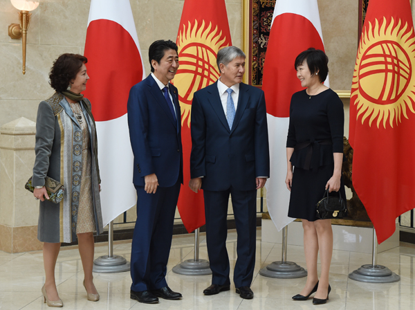 Photograph of Prime Minister Abe and Mrs. Abe receiving a welcome from the President of the Kyrgyz Republic and his wife