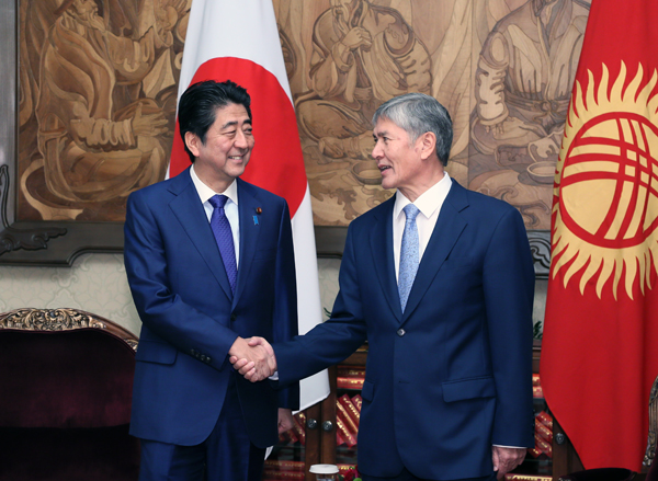 Photograph of the Prime Minister shaking hands with the President of the Kyrgyz Republic
