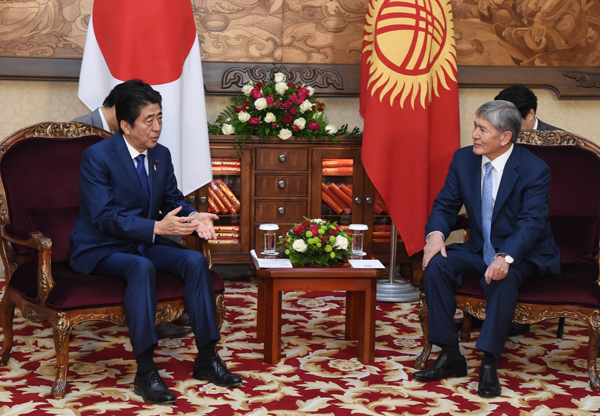 Photograph of the Japan-Kyrgyz Summit Meeting (smaller meeting)