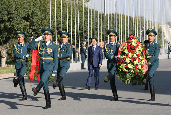 Photograph of the Prime Minister offering flowers at the memorial for victims of the 2002 Aksu incident and the April 2010 incident