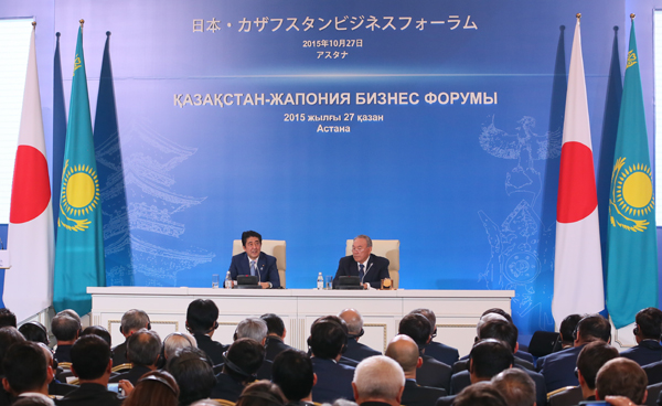 Photograph of the Prime Minister delivering an address at the business forum