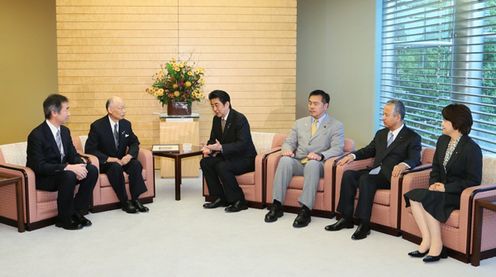 Photograph of the Prime Minister receiving the courtesy call (1)